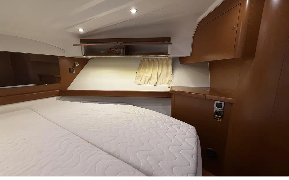 slider 20 Beneteau Antares 42