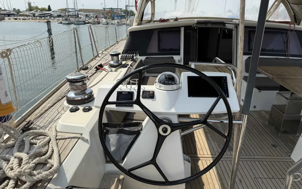 slider 9 Beneteau Sense 51