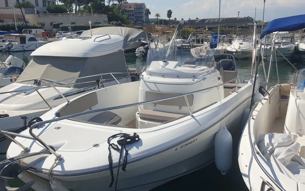 slider 0 Jeanneau Cap Camarat 7.5 CC