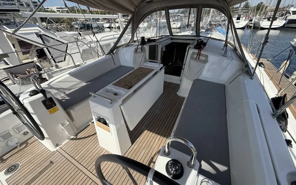 slider 2 Beneteau Oceanis 38.1