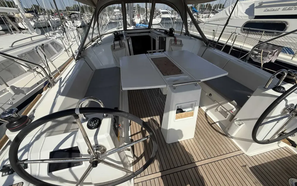 slider 6 Beneteau Oceanis 38.1