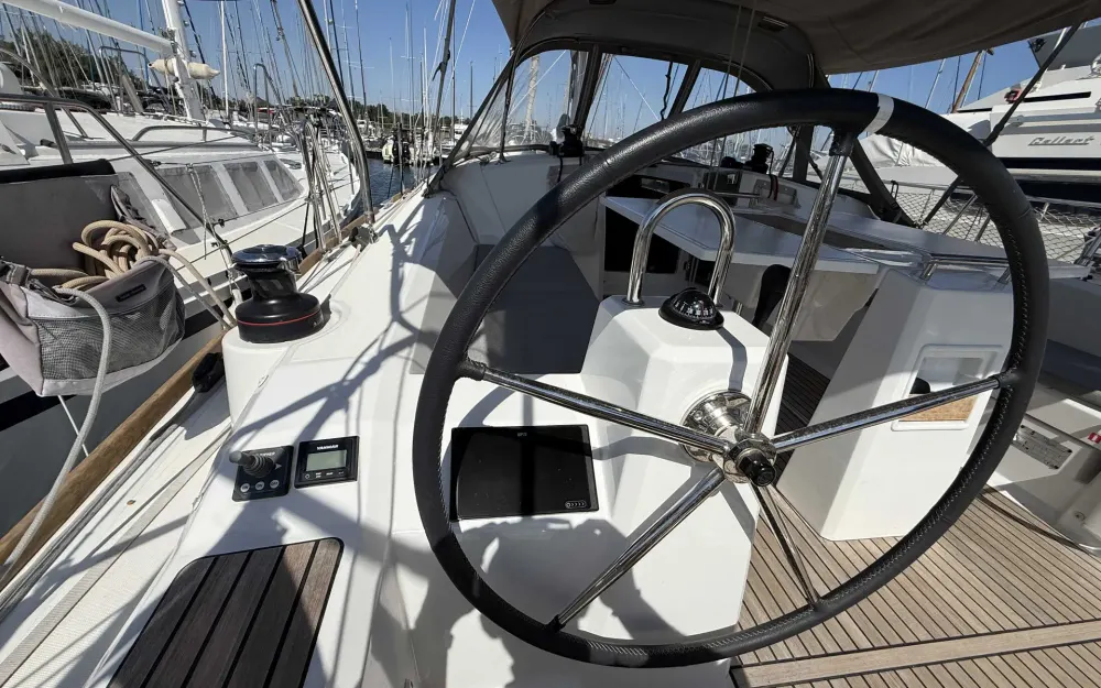 slider 8 Beneteau Oceanis 38.1