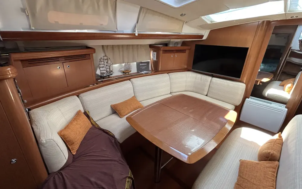 slider 1 Beneteau Oceanis 523