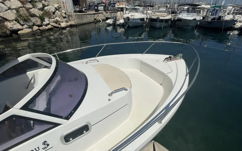 slider 1 Beneteau Ombrine 700