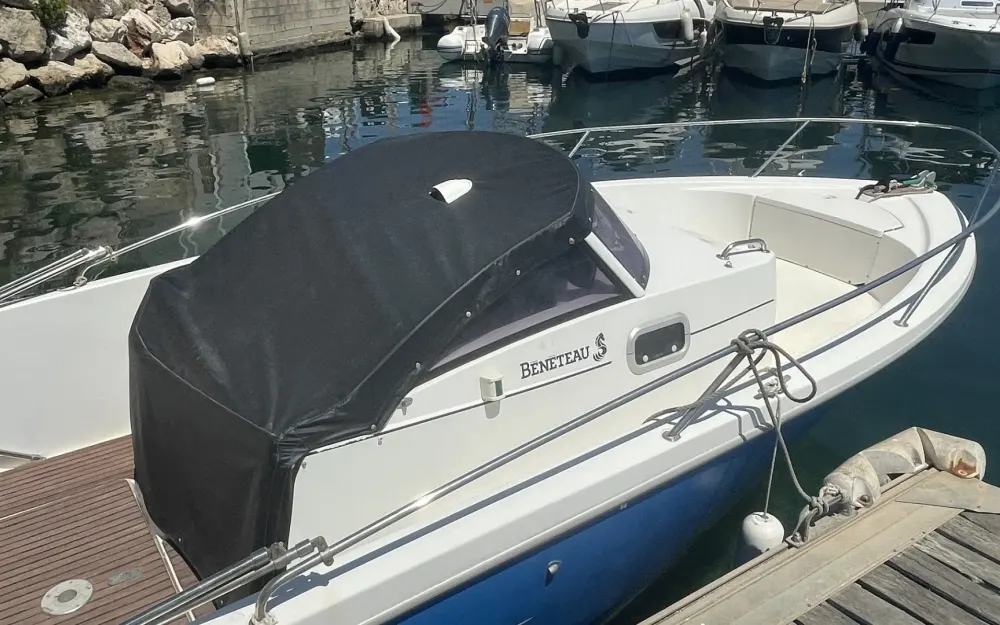 slider 4 Beneteau Ombrine 700