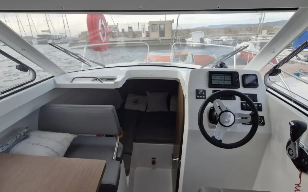 slider 4 Beneteau Antares 7 OB