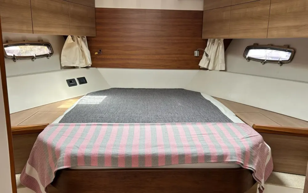 slider 9 Sealine  F 42