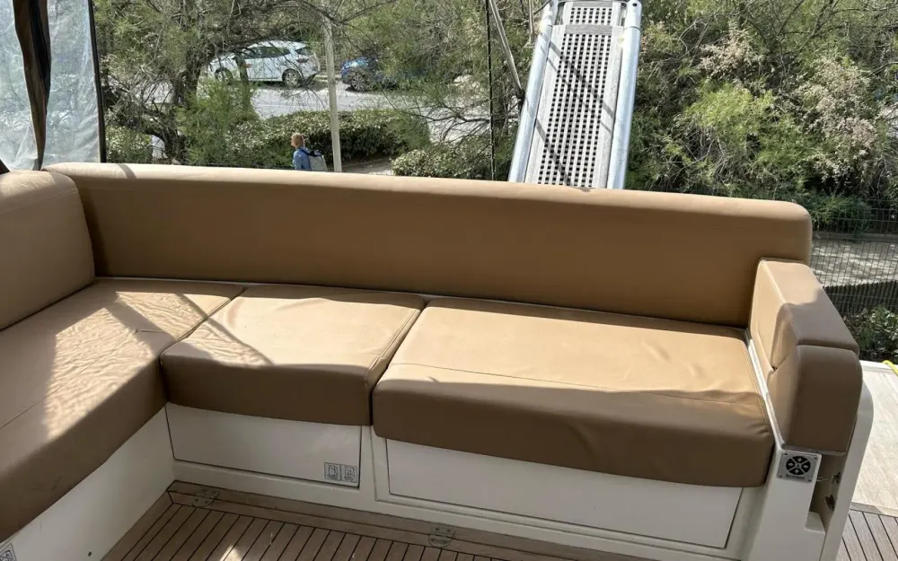 slider 16 Sealine  F 42