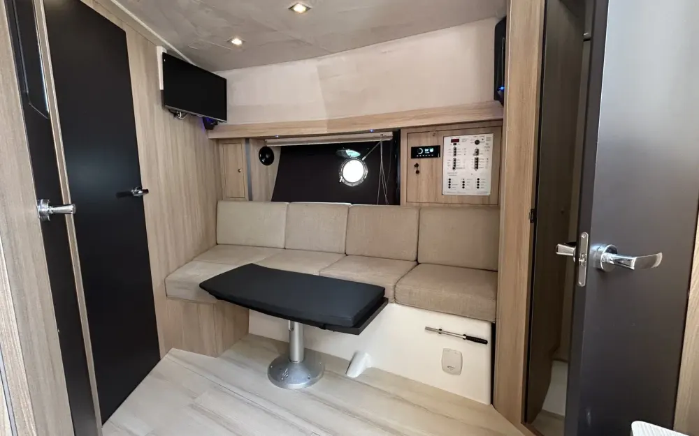 slider 10 Cranchi M 38 Hard Top