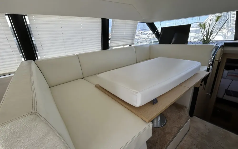 slider 6 Jeanneau Prestige 420 Fly