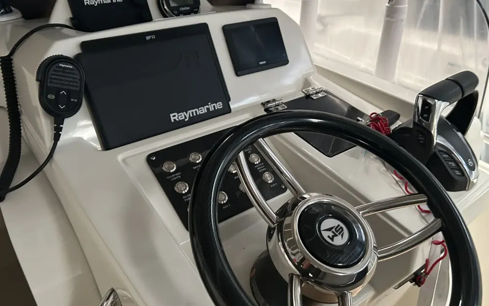 slider 1 White Shark  280 CC Evo