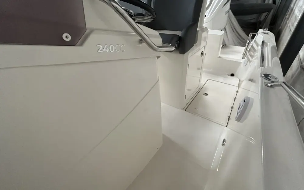 slider 11 White Shark  240 CC