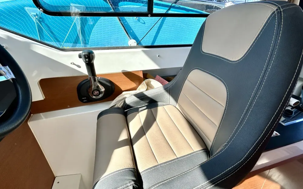 slider 10 Jeanneau Merry Fisher 795
