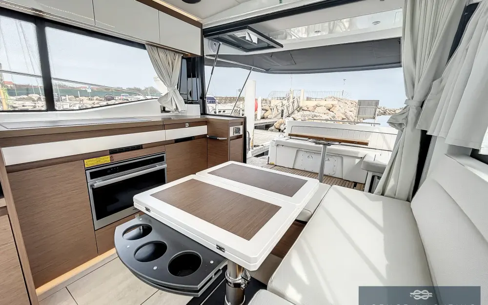 slider 10 Jeanneau NC 37