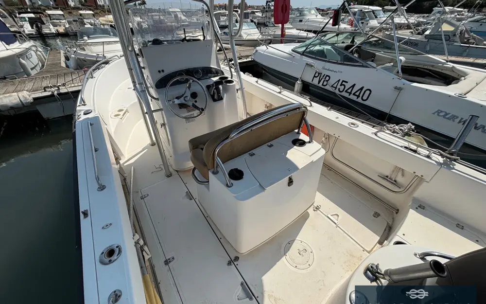 slider 9 Boston Whaler  210 Outrage