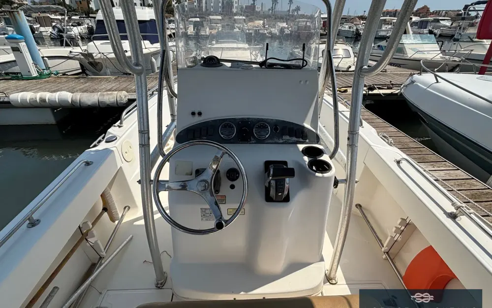 slider 11 Boston Whaler  210 Outrage