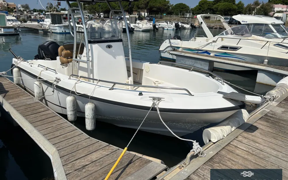 slider 1 Boston Whaler  210 Outrage