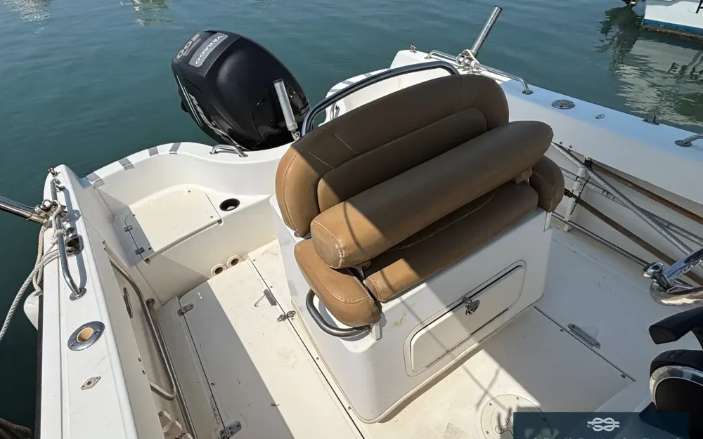 slider 5 Boston Whaler  210 Outrage
