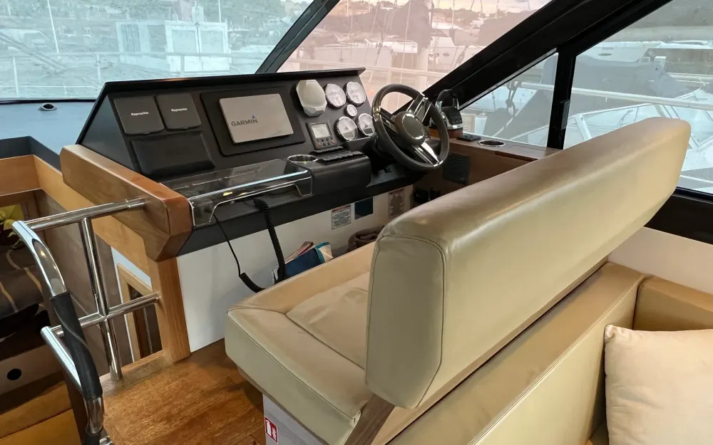 slider 9 Sealine  F 42