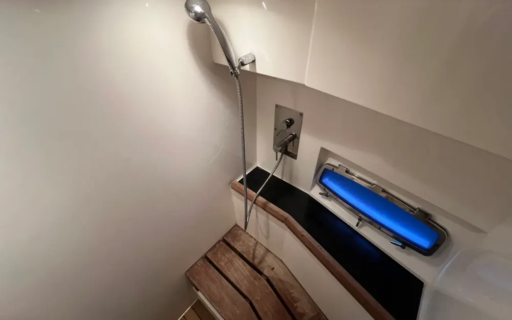 slider 19 Sealine  F 42