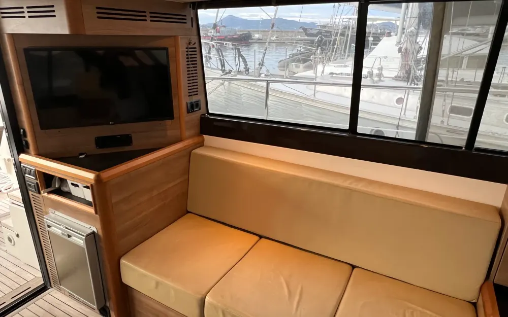 slider 7 Sealine  F 42