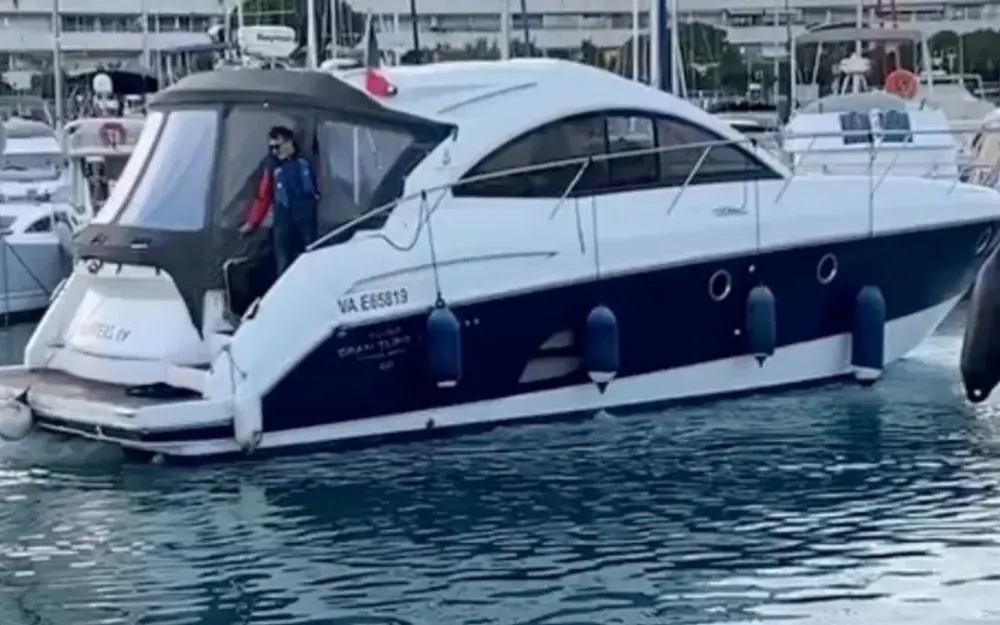 slider 1 Beneteau Flyer Gran Turismo 44
