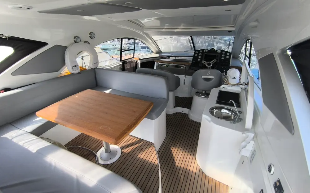 slider 2 Beneteau Flyer Gran Turismo 44