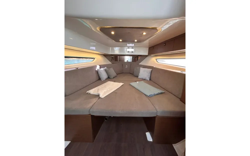 slider 3 Beneteau Flyer 10