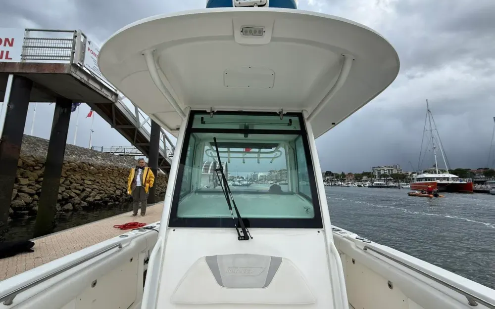 slider 12 Boston Whaler  320 Outrage