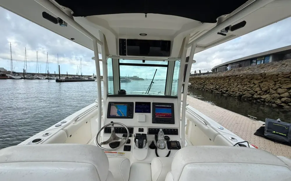 slider 4 Boston Whaler  320 Outrage
