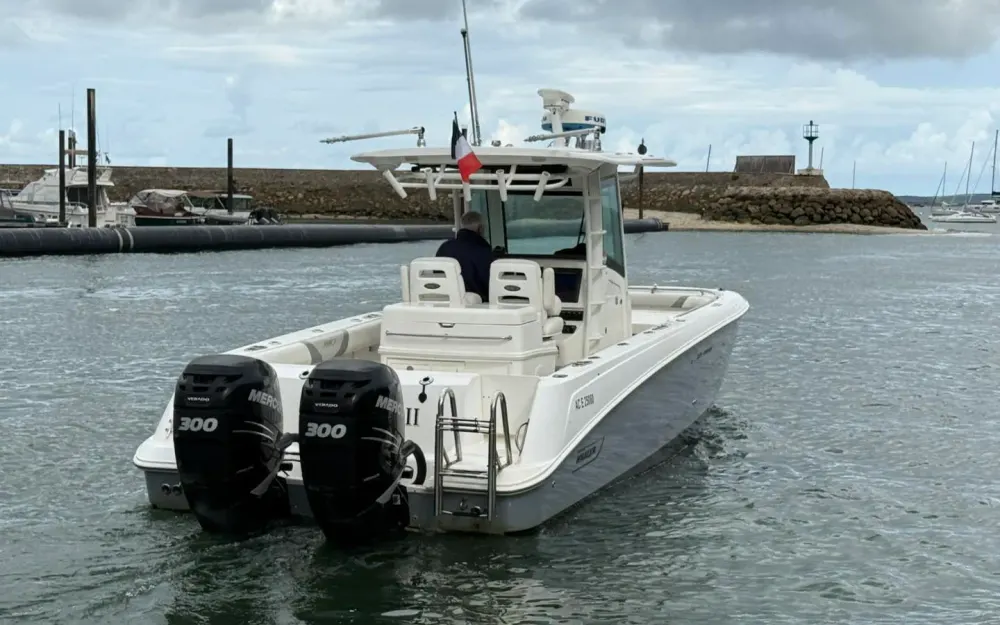 slider 2 Boston Whaler  320 Outrage