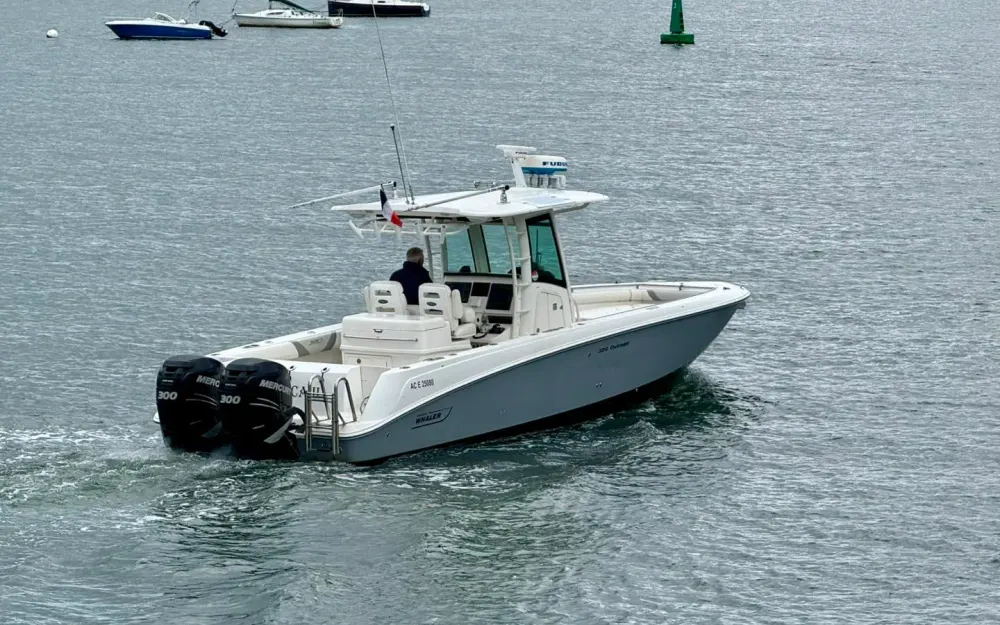 slider 1 Boston Whaler  320 Outrage