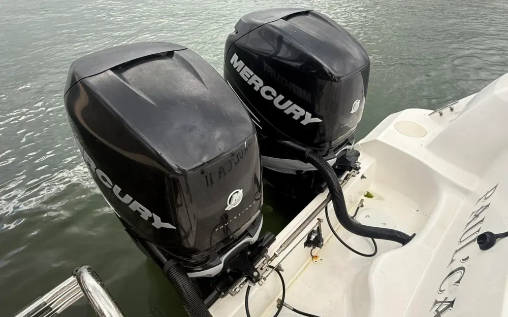 slider 30 Boston Whaler  320 Outrage