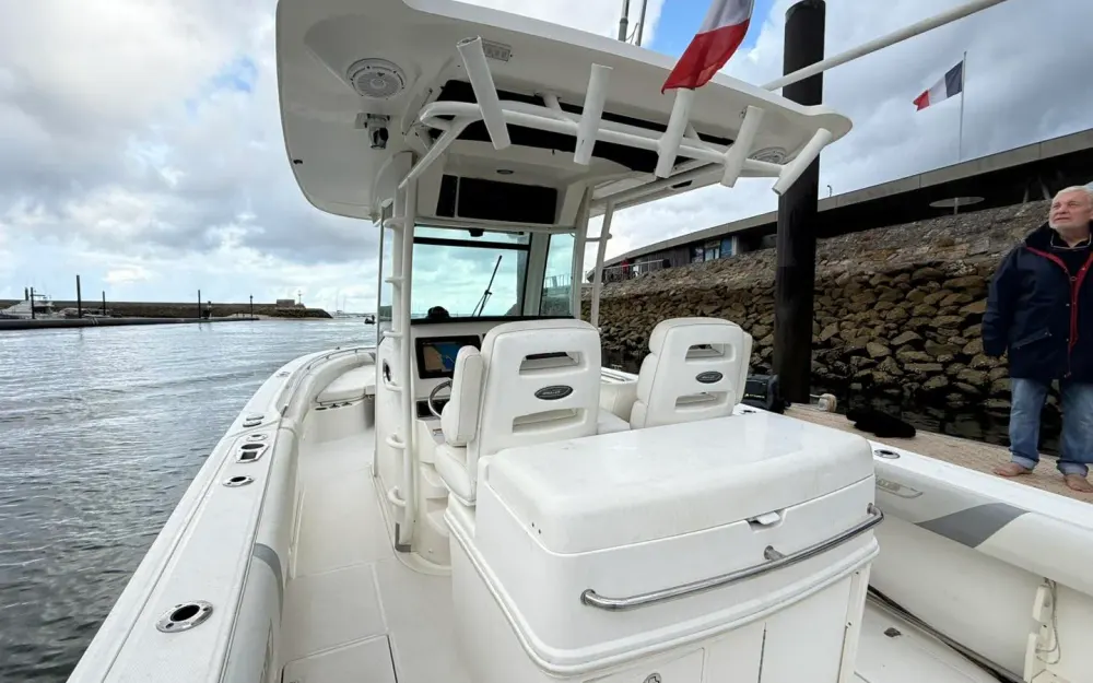 slider 6 Boston Whaler  320 Outrage
