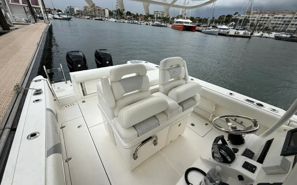slider 7 Boston Whaler  320 Outrage