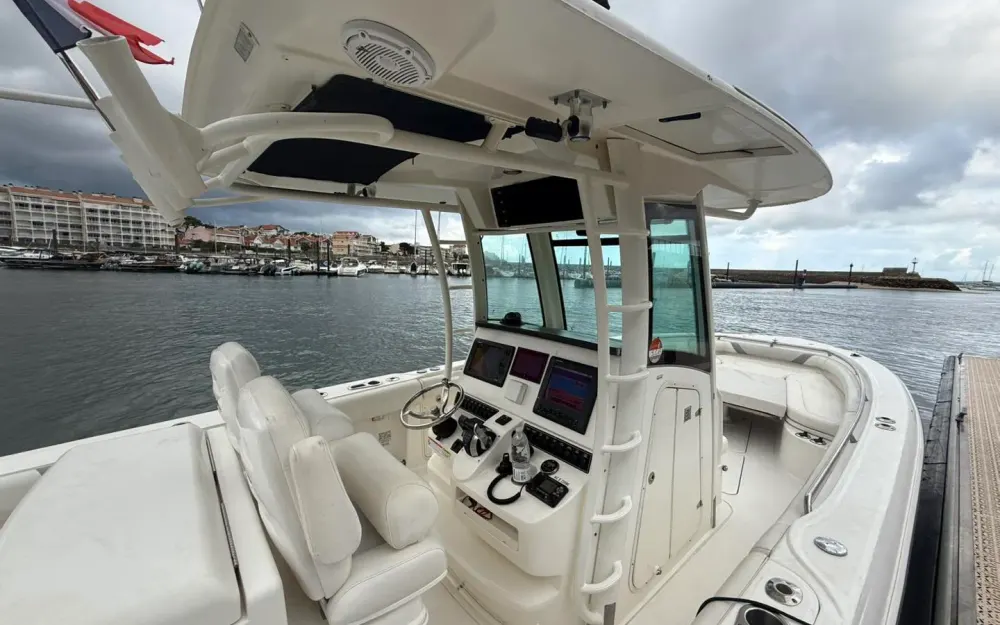 slider 9 Boston Whaler  320 Outrage