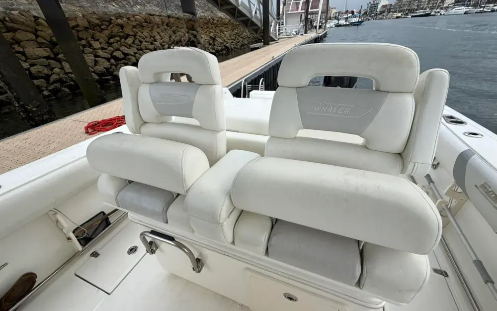 slider 11 Boston Whaler  320 Outrage