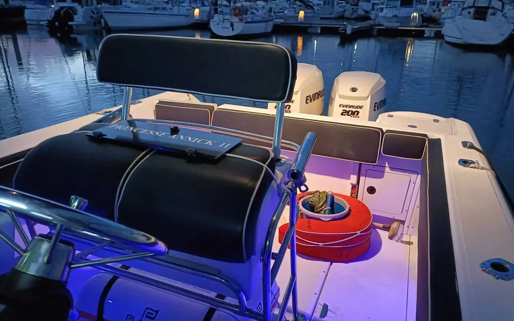 slider 11 Boston Whaler  26 Outrage