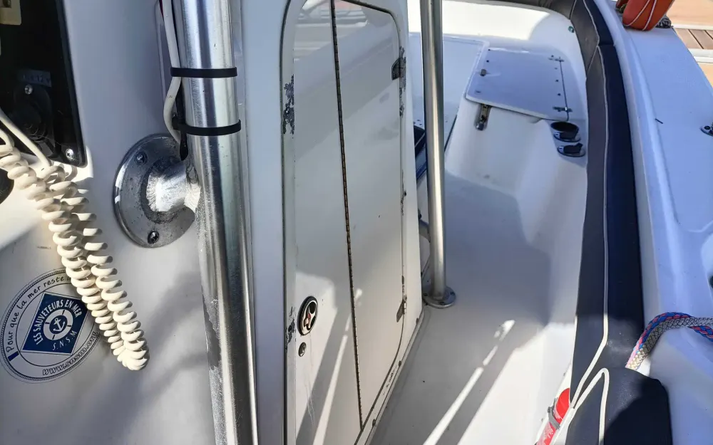 slider 18 Boston Whaler  26 Outrage