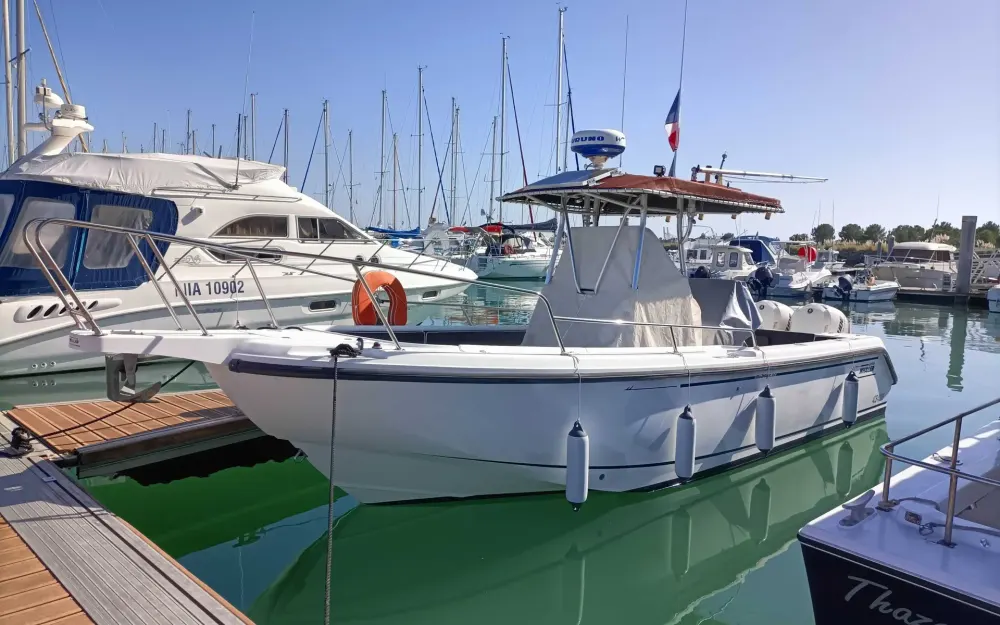 slider 1 Boston Whaler  26 Outrage