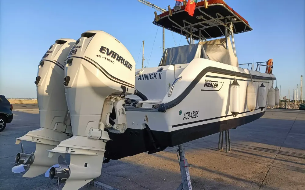 slider 3 Boston Whaler  26 Outrage