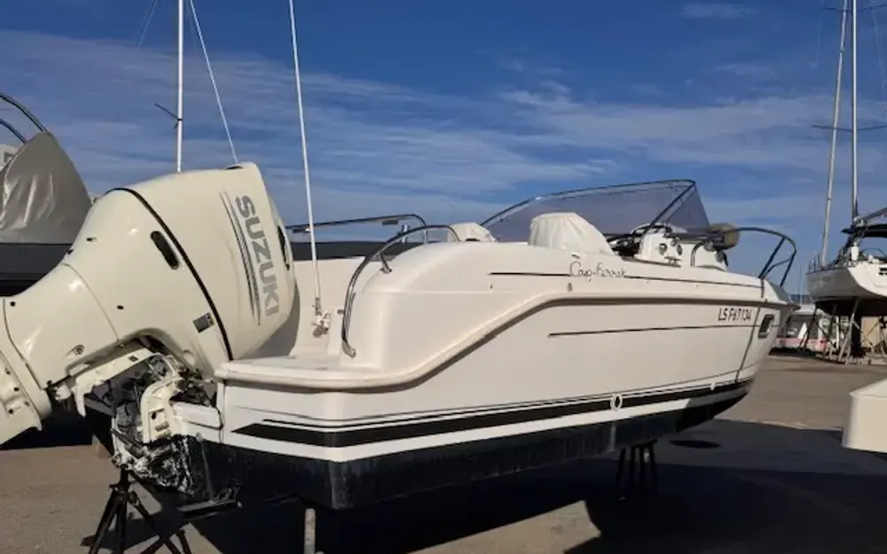 slider 3 B2 Marine Cap Ferret 652Cabin Cruiser