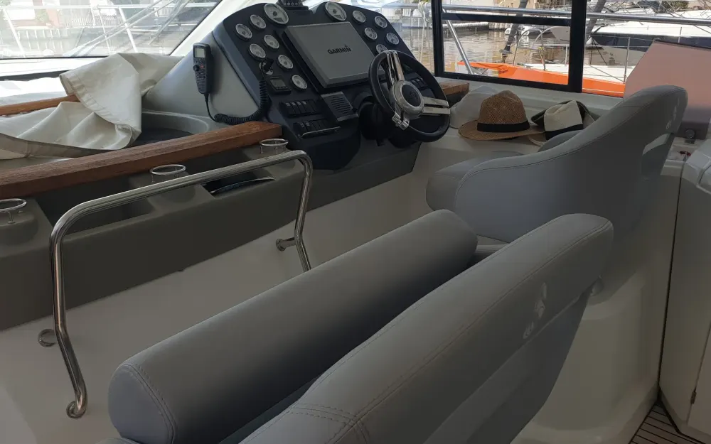 slider 10 Beneteau Gran Turismo 44
