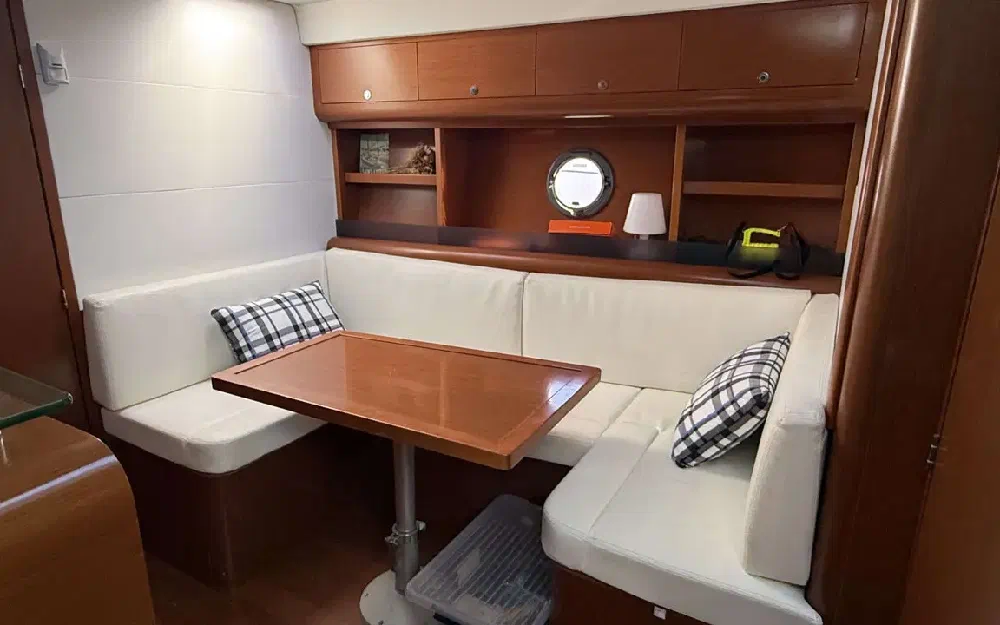 slider 21 Beneteau Monte Carlo 42