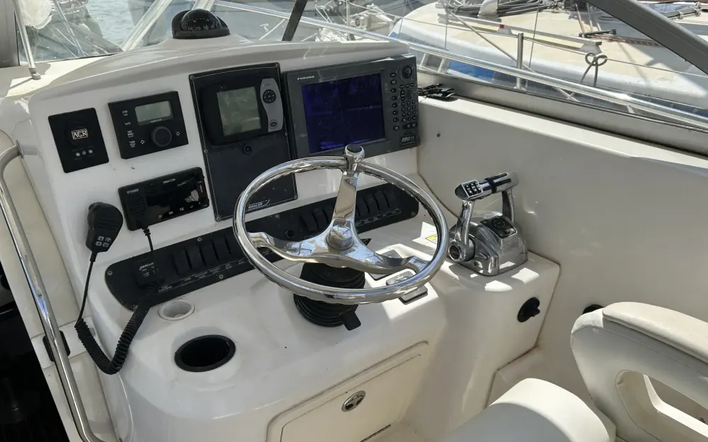 slider 1 Boston Whaler  305 Conquest
