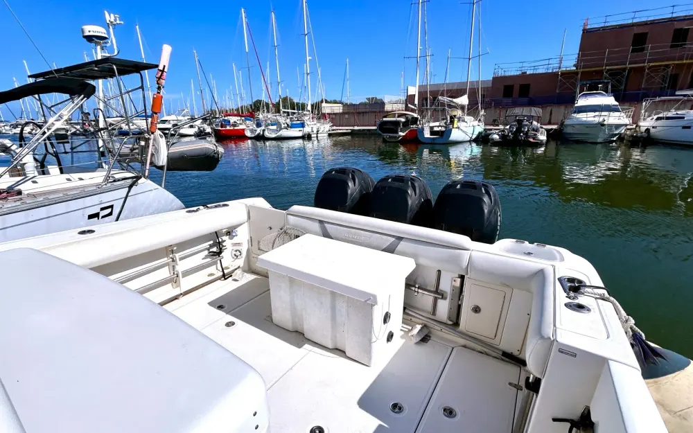 slider 9 Boston Whaler  370 Outrage