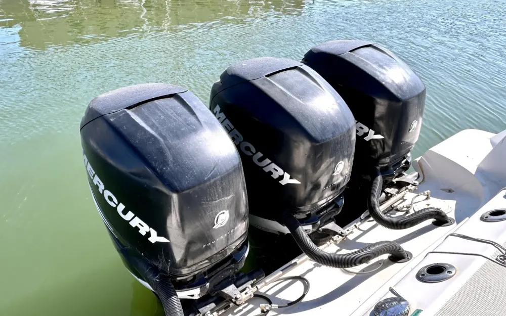 slider 10 Boston Whaler  370 Outrage