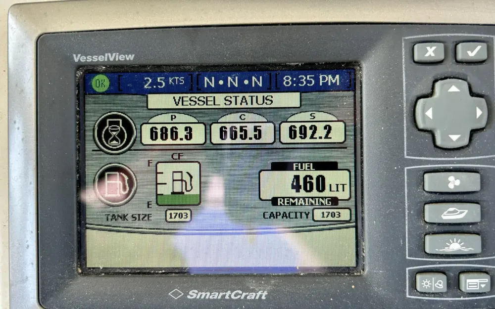 slider 11 Boston Whaler  370 Outrage