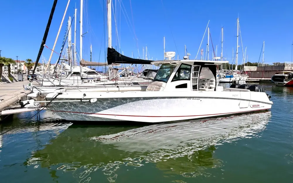 slider 3 Boston Whaler  370 Outrage