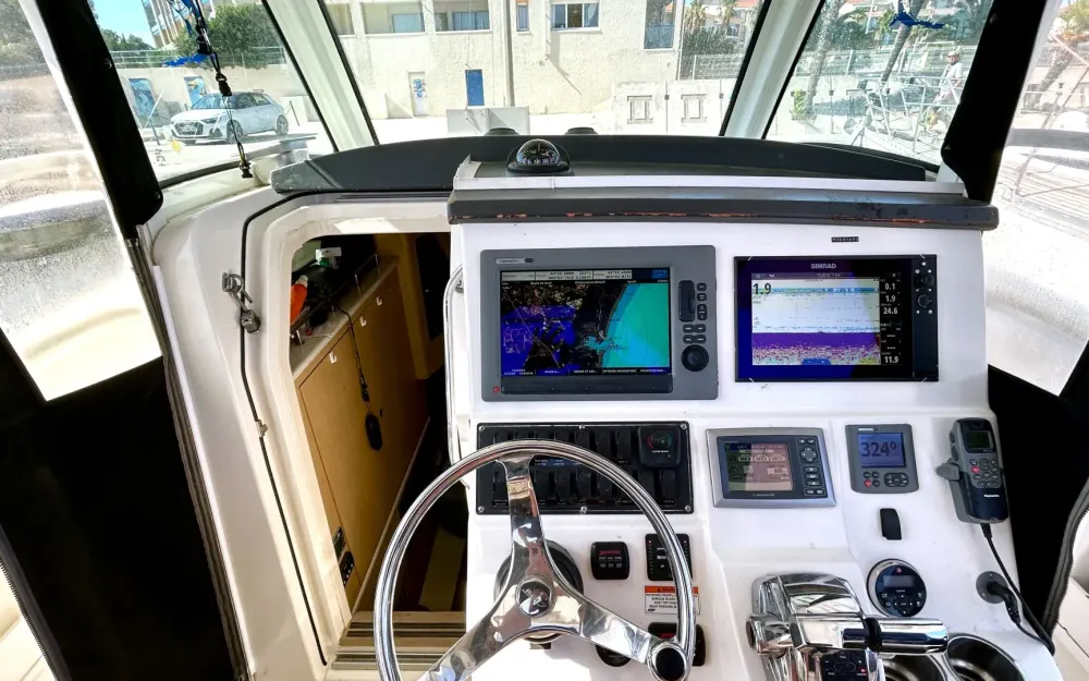 slider 5 Boston Whaler  370 Outrage